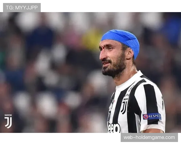 特写：39岁基耶利尼现场观战，见证尤文青年军零封后欣慰鼓掌