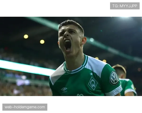 镜头捕捉：看台上勒沃库森小球迷为丢球掩面哭泣