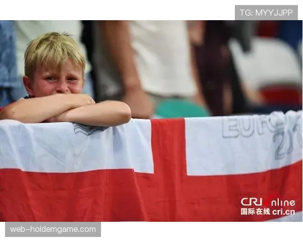 特写镜头：看台上，一位小球迷为丢球掩面哭泣